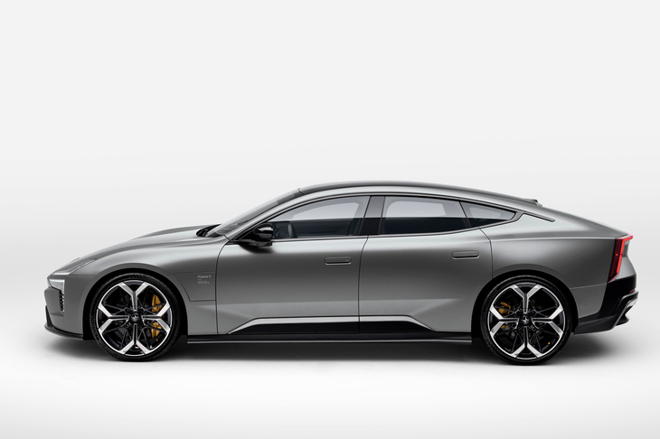 低くシュッとしたフォルムの「ポールスター5」。競合は「ポルシェ・パナメーラ」や「メルセデス・ベンツEQS」だ。