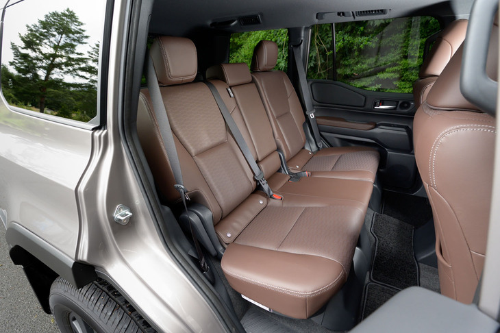 2列目シートには6：4分割のリクライニング＆タンブル機能を採用。「VX／ZX」では後席用エアコンやUSB Type-Cポート（2口）などが用意される。