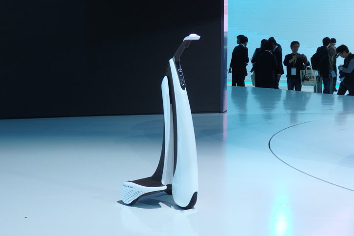 歩道走行を想定した「トヨタConcept-愛i WALK」。