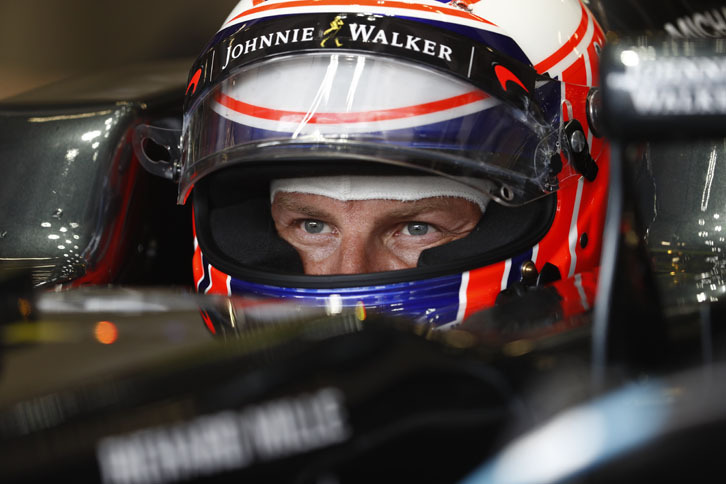 復権の途上にいることを感じさせる今季のマクラーレンにあって、ジェンソン・バトン（写真）の雨がらみの予選での活躍は見ものとなった。昨年のモナコGP以来のQ3進出を果たし、5番手タイムを記録。他車のペナルティーもあり3番グリッドを獲得した。レースではスタート直後に2位走行、その後はメルセデスやレッドブル、フェラーリに抜かれるも、競合する中位チームのフォースインディアやトロロッソを後ろに従えて6位完走を果たした。なおフェルナンド・アロンソは14番グリッドからERSバッテリーのトラブルでリタイア。（Photo=McLaren）