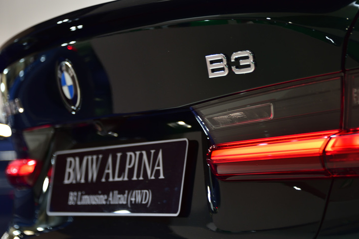 「B3セダン」のパフォーマンスは、0-100km/h加速が3.8秒、最高速が303km/hと発表されている。価格は1229万円、2020年秋の納車開始を予定しているという。