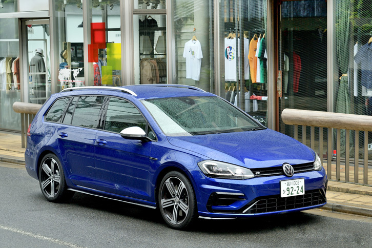 従来モデルから前後のバンパー形状を刷新し、フェンダーの奥まで切れ込んだ新形状のヘッドライトを採用することで、デザインは、スポーティーでシャープな印象に仕上げられている。