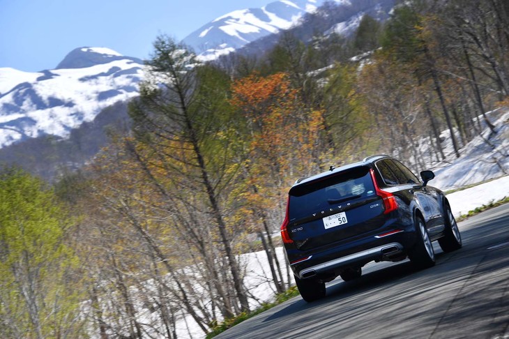 
	「XC90 D5 AWD」は、今回試乗した上級グレード「インスクリプション」（944万円）のほか、一部装備が簡素化された「モメンタム」（859万円）がラインナップされる。
	