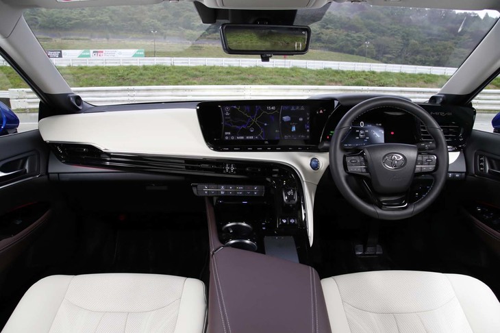 新型「ミライ」では、ブラックのほかにホワイト＆ダークブラウンのインテリアカラー（写真）も選べる。全8色のイルミネーションによる空間演出も可能。