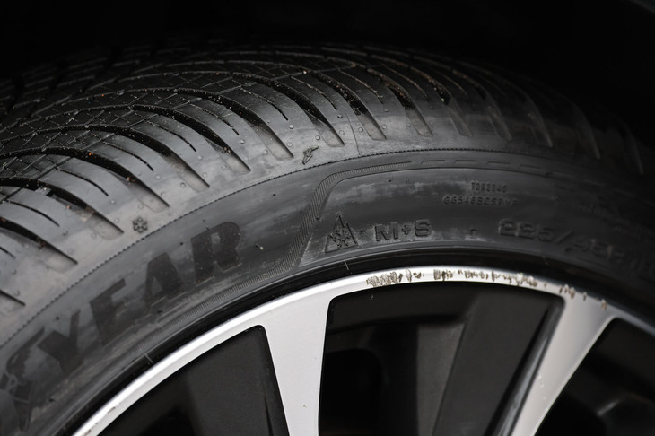 サイドウォールには、欧州で冬用タイヤであることを示す「スノーフレークマーク」や「M＋S」（マッド＆スノー）の文字が記されている。過信は禁物だが、冬用タイヤ規制がしかれた道でも走行が可能だ。