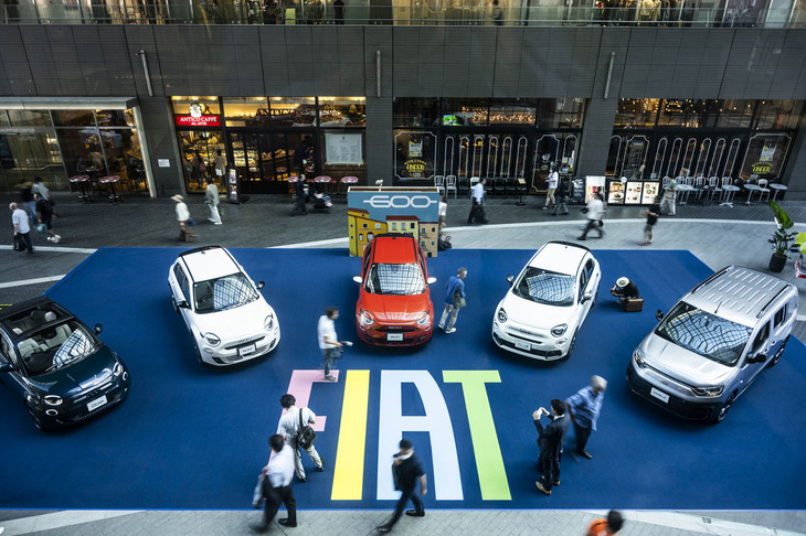 「フィアット600e」の発表記念イベントが開催されている東京・二子玉川ライズガレリアの様子。