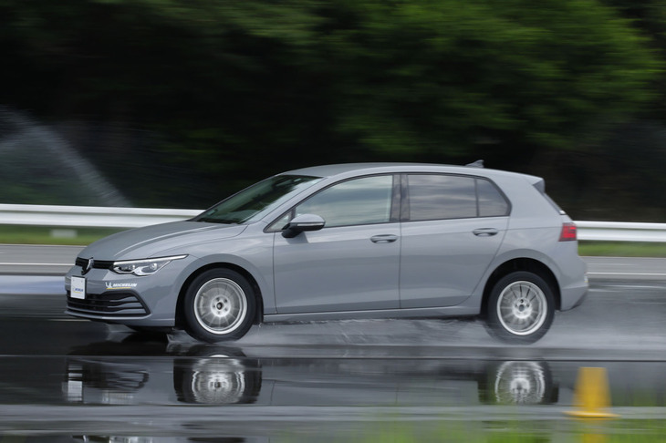 80km/hからぬれた路面でフルブレーキングを行い、その制動距離を確認する。「ゴルフ」に装着したタイヤサイズは205/55R16。新品の「プライマシー5」装着車での制動距離は、平均でゴルフの全長にして7台分まではいかない。