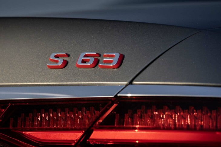 「S63」のバッジは側面のみが赤く塗られている。