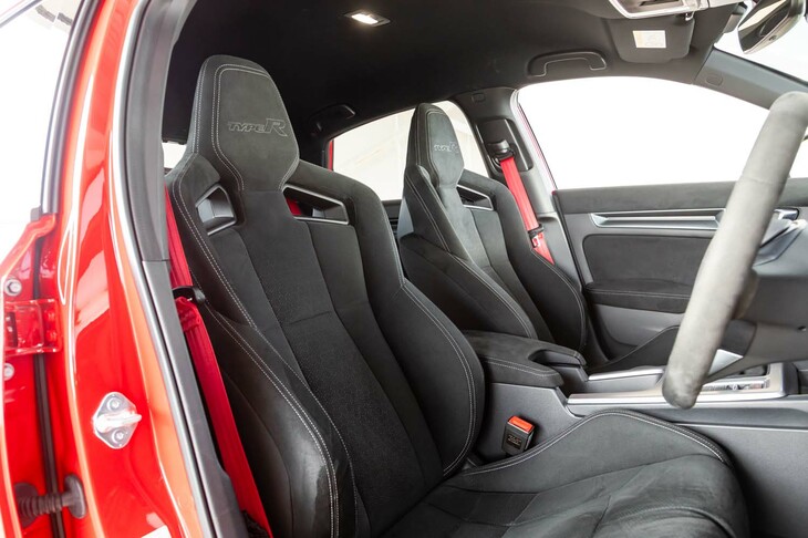 シート表皮にもスエード調素材の「ラックススエード」を採用。黒い内装色に合わせ、各部のステッチや装飾類の色なども変更された。