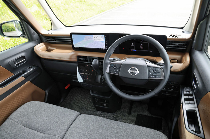 インストゥルメントパネルには軽自動車初となる12.3インチの大型統合インターフェイスディスプレイを採用し、クラスを超えた先進性と上質感が演出される。