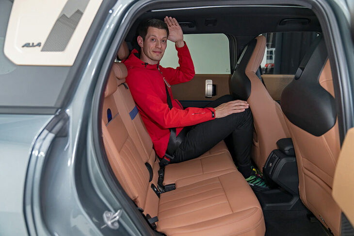 意外なことに、後席には想像以上のスペースがある。背の高い人でも頭上のスペースは確保されている。