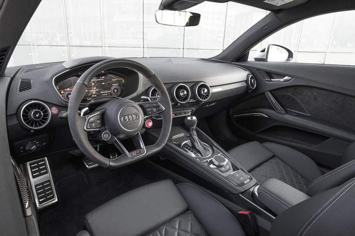 ブラックで統一された、試乗車のスポーティーなインテリア。試乗車のハンドル位置は左だが、日本仕様は右と左から選べる。