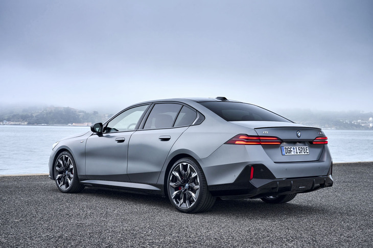 足まわりはフロントがダブルウイッシュボーンでリアが5リンク。「i5」のリアにのみエアスプリングを使う。