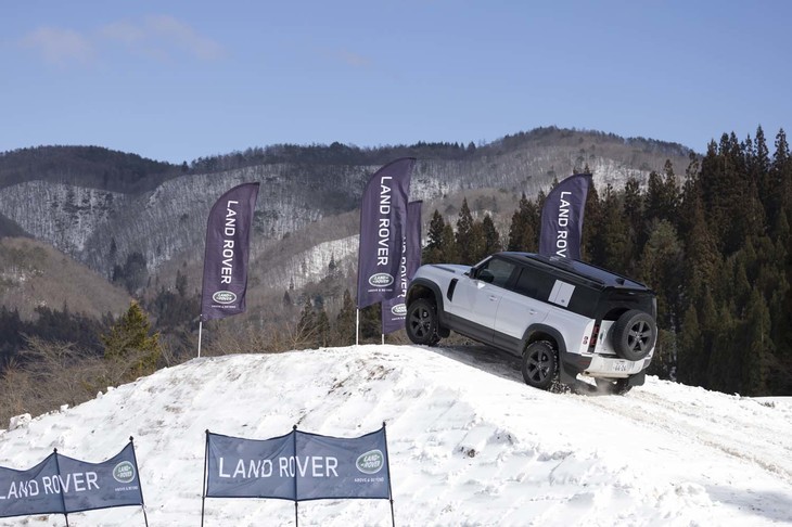 「ディフェンダー」を使った登坂路も体験。これくらいのシチュエーションだと何の苦労もなく登れてしまうのがディフェンダーである。