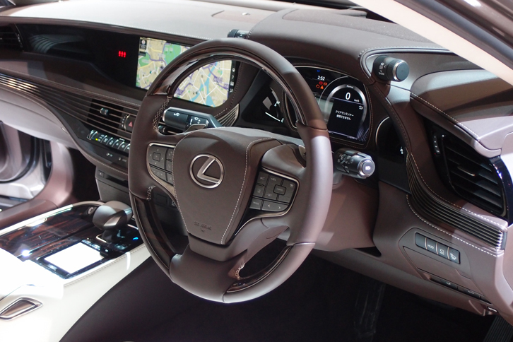 LS500h（ステアリングホイール）