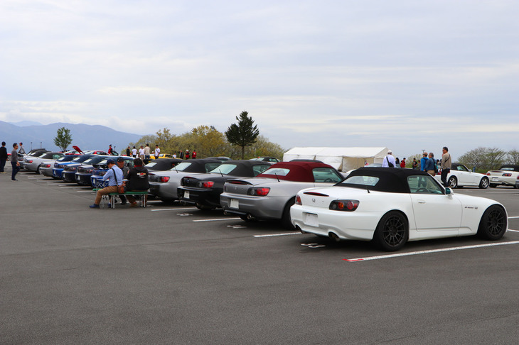 富士スピードウェイの広大な駐車エリアでは、さまざまなオーナーズミーティングも開催された。写真は、ホンダ公式サイトHonda SPORTS DRIVE WEB主催の「Honda SPORTS DRIVE WEB Fan Meeting 2024」で、「NSX」と「S2000」のオーナーが参加し、交流を深めていた。