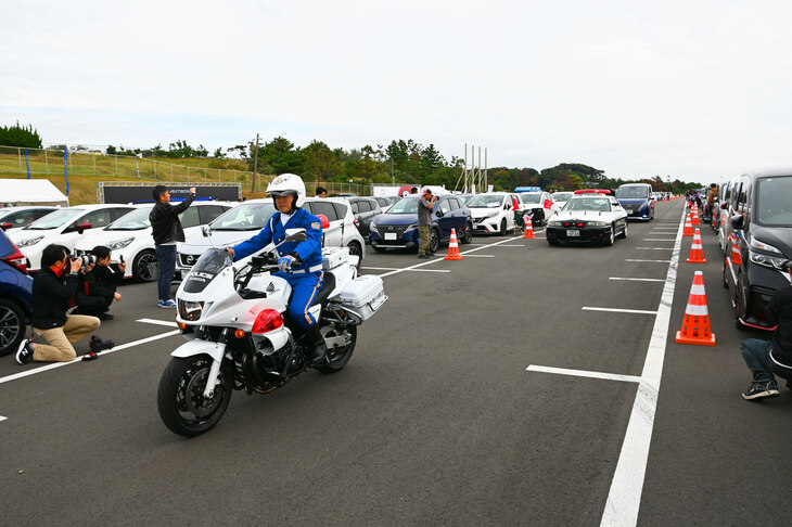 開会式にて、ゲストの乗る「日産セレナ」を白バイとパトカーが先導する。地元の大磯警察署も参加して、イベントを盛り上げているのだ。