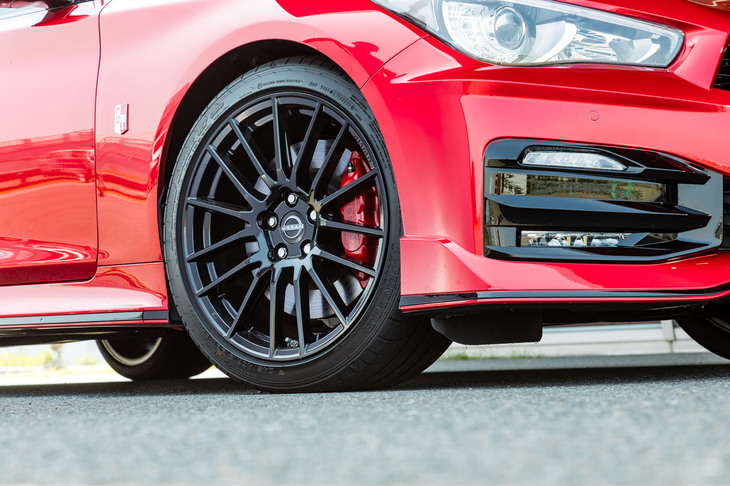 タイヤは専用開発の「ダンロップSP SPORT MAXX GT600」を履く。リアが「400R」よりも20mm太くなっているほか、ランフラット構造ではなくなった。