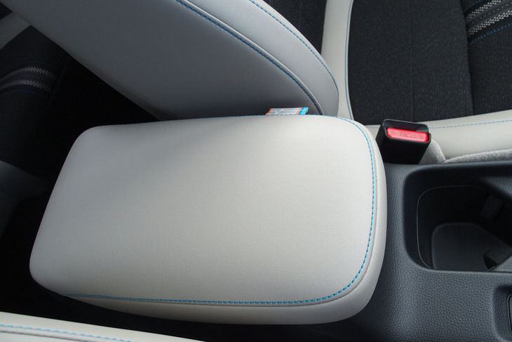 ホンダ・ヴェゼルe：HEV Z PLaYパッケージ（センターコンソールボックス）