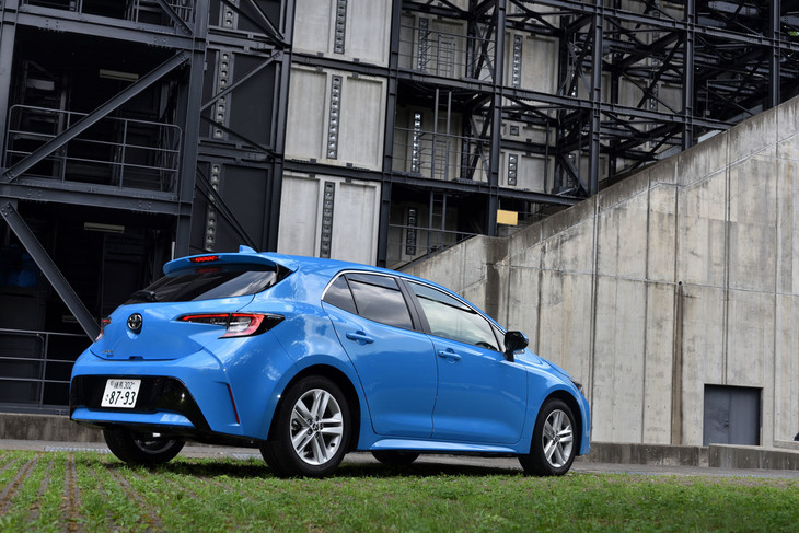 大きくラウンドしたリアまわりも、エクステリアの特徴のひとつ。ラグビーボールをイメージしてデザインされている。