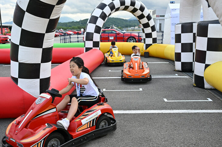 「キッズEVの走行時間は2分。ゴールエリアに停車できたら『ぴったり賞』をプレゼント！」というチャレンジプログラムもあったが……。参加者は皆、思い思いのドライビングで走りを楽しんでいたようだ。（写真：ゼネラルモーターズ・ジャパン）