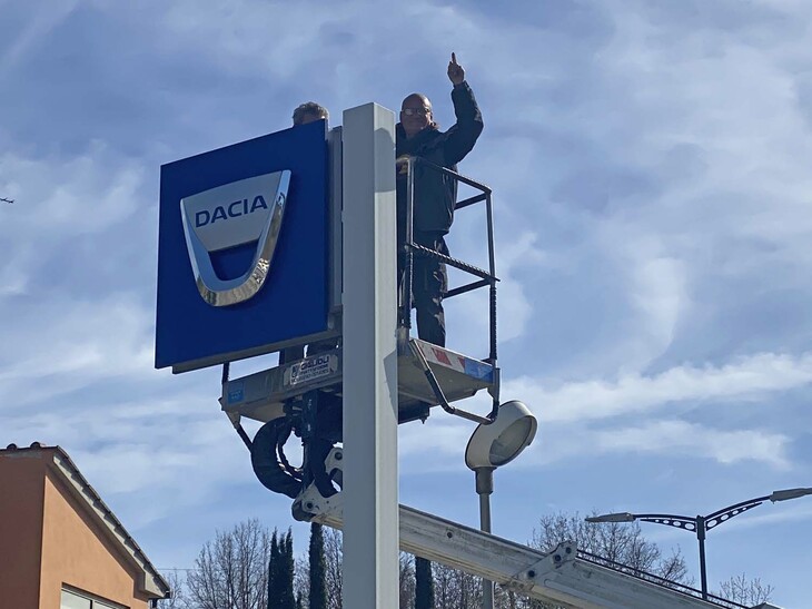 外ではダチアの旧看板の取り外しが行われていた。レンズを向けると、作業員のおじさんが応えてくれた。