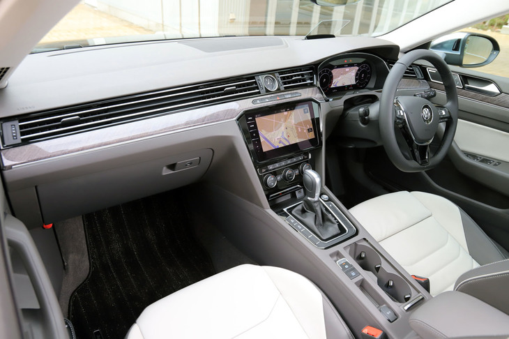 テスト車には電動パノラマスライディングルーフとDynaudio（ディナウディオ）製のプレミアムサウンドシステムを組み合わせた「ラグジュアリーパッケージ」がオプション装着されていた。ラゲッジルームの床下にはウーファーも備わる。