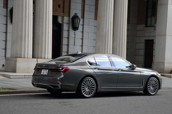 BMWのフラッグシップサルーン「7シリーズ」のマイナーチェンジモデルが導入されたのは2019年6月下旬のこと。デザイン変更だけでなくパワートレインなどにも手が入っている。