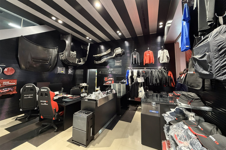 最新のパーツや、一部NISMOグッズも販売されている。