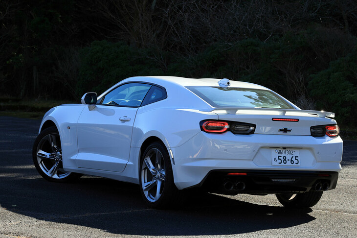 ゼネラルモーターズ伝統のスポーツクーペ「シボレー・カマロ」。今日では、日本で唯一正規販売されるアメリカンスペシャリティーとなっている。