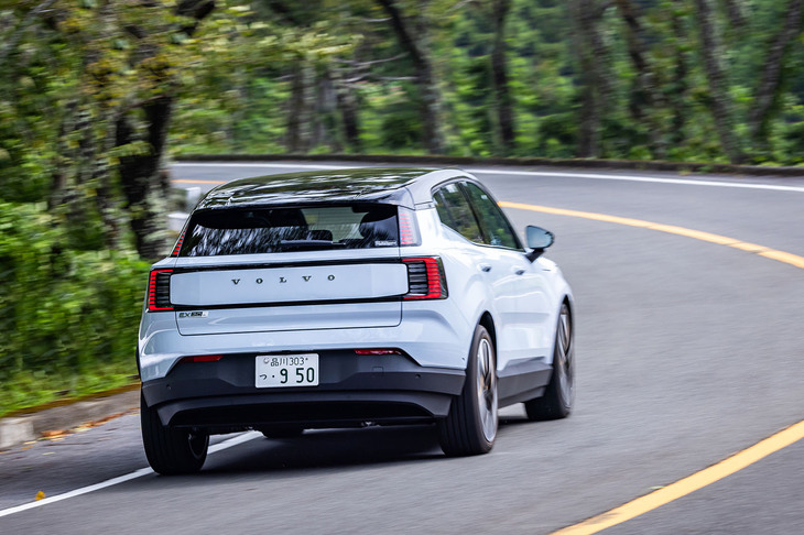 2基のモーターによってシステム最高出力422PSを発生する4WDのパワートレインは、同時に導入された「EX30クロスカントリー」と同一。乗り心地はEX30クロスカントリーよりも硬めの印象だが、十分に快適といえるレベルを確保している。