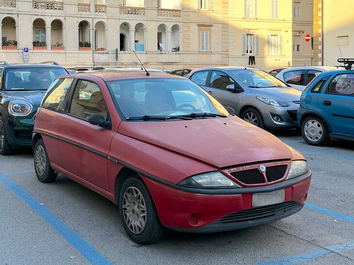 赤いボディーカラーがあせても、まだまだ現役として使われている「ランチアY」。前期型ゆえ、車齢は少なくとも24年である。2024年2月、シエナで。