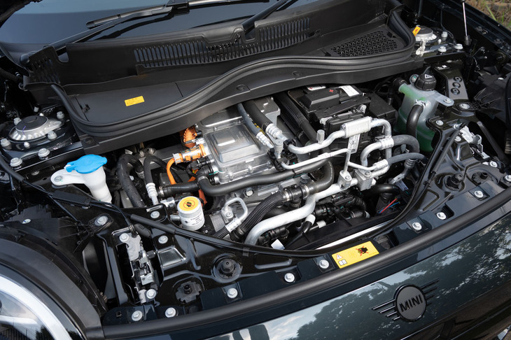 「MINI JCW E」の最高出力は258PS（190kW）だが、これは「Eブースト」作動時の値。同システム作動時には20kW出力が上乗せされるというので、通常の最高出力はICEVと同じ231PS（170kW）となる。