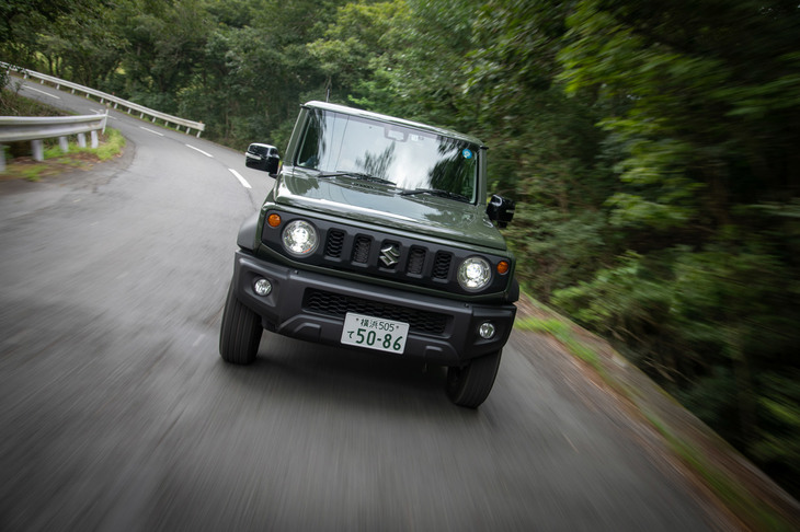 燃費性能は「ジムニー」のMT仕様で16.2km/リッター、AT仕様で13.2km/リッター、「ジムニーシエラ」のMT仕様で15.0km/リッター、AT仕様で13.6km/リッターとなっている（いずれもWLTCモード）。