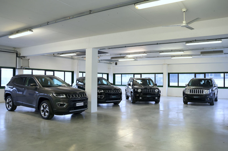 ジープ各車のコーナー。燃料高騰の折ゆえに、やはり中古車販売の主役とはいえない。