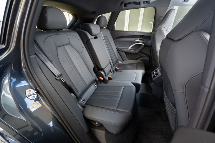 リアシートには6：4分割でのチルト／スライド調整機構を装備。後席用の2つのUSBポートは最大100Wの充電能力を備え、ノートパソコンのような大型デバイスにも対応する。