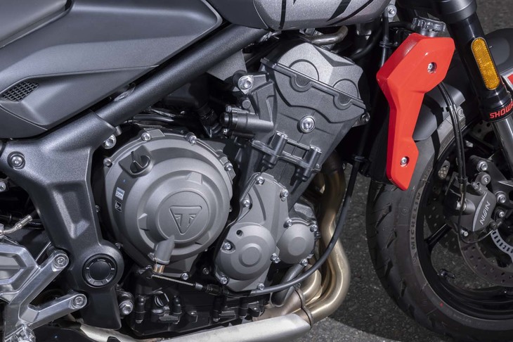 1万0250rpmで最高出力81PSを発生する直列3気筒エンジン。豊かなトルク特性と独特なサウンドがセリングポイントとされる。