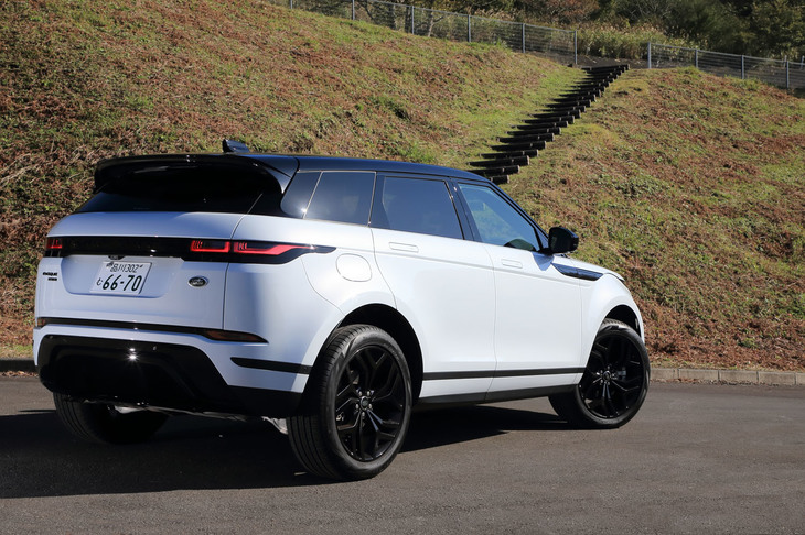 今やランドローバーの基幹車種に成長したコンパクトSUV「レンジローバー イヴォーク」。現行モデルは2018年にデビューした2代目で、4種類のパワーユニットに2種類のデザインライン、装備の充実度に応じた4種類のグレードと、豊富なラインナップを誇る。