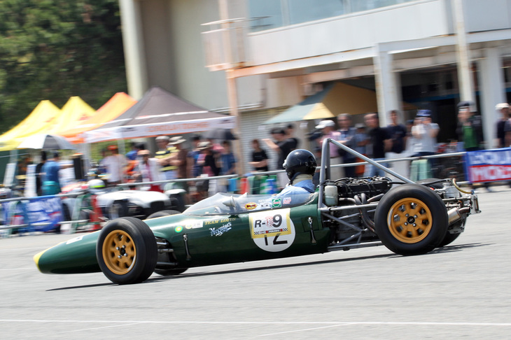 ハンドリングはジムカーナ向きとは思えないが、Rクラスで敢闘している常連組の「ロータス51」。