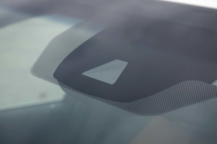 クラウンに備わる予防安全パッケージ「Toyota Safety Sense」では、昼間の自転車や夜間の歩行者も、衝突を回避すべき対象として検知される。