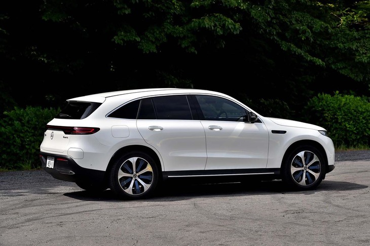 
	【メルセデス・ベンツEQC400 4MATICのスペック】
	ボディーサイズ：全長×全幅×全高＝4770×1925×1625mm／ホイールベース：2875mm／車重：2500kg／駆動方式：4WD／モーター：交流誘導電動機／フロントモーター最高出力：--PS（--kW）/--rpm／フロントモーター最大トルク：--N・m（--kgf・m）/--rpm／リアモーター最高出力：--PS（--kW）/--rpm／リアモーター最大トルク：--N・m（--kgf・m）/--rpm／システム最高出力：408PS（300kW）/4160rpm／システム最大トルク：765N・m（78.0kgf・m）/0-3560rpm／タイヤ：（前）235/50R20 104Y XL／（後）255/45R20 105Y XL（ミシュラン・パイロットスポーツ4 SUV）／一充電最大走行可能距離：400km（WLTCモード）／交流電力量消費率：245Wh/km（約4.1km/kWh、WLTCモード）／価格：1080万円
	
	【取材時の燃費データ】
	テスト距離： 197.0km（市街地1：高速道路7：山岳路2）／参考電力消費率：4.0km/kWh（車載電費計計測値）
	