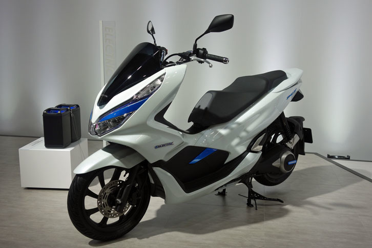 こちらは電動スクーターの「PCXエレクトリック」。2018年内の発売が予定されている。