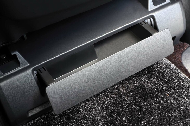 2列目シートはユーティリティーも充実。フロントシートバックにはコンビニフックやコートフックが、足もとにはスライドトレイ（写真）が備わっている。