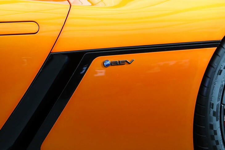 トヨタFT-Se（リアフェンダー部のエンブレム）