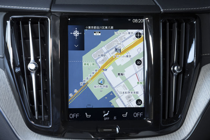 「XC60」のセンターディスプレイは縦型の9インチ。画面の右下をタップすることで、マップの表示面積を変更できる。