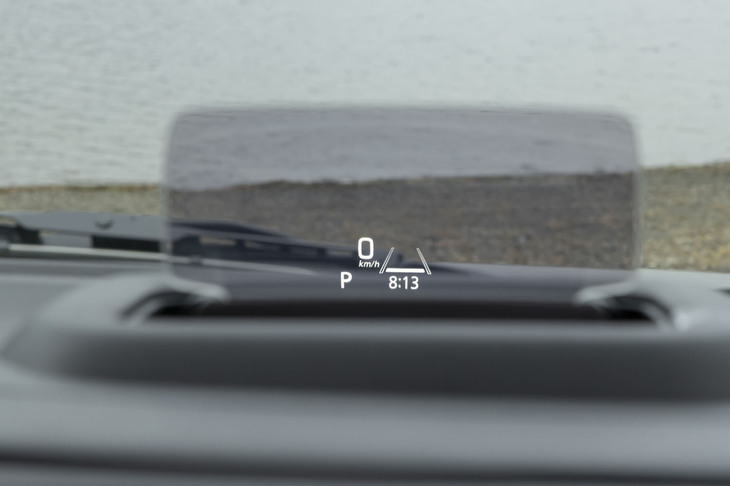 ヘッドアップディスプレイも標準で備わっている。