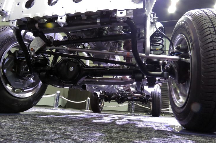 サスペンション形式は前後ともに3リンクリジッド。今や「本格クロカン」を名乗るモデルでも、前後ともにリジッド式サスペンションというモデルは少なくなってしまった。