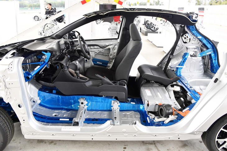 新型「ヤリス」のカットモデル。主要な骨格（写真で青く見えるフレーム）を連結させることで、先代に比べ、ボディーのねじり剛性は30％向上した。