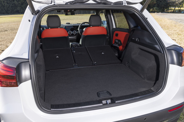 荷室の容量は425～1420リッター。荷室の床面と掃き出しがほぼフラットなところがうれしい。