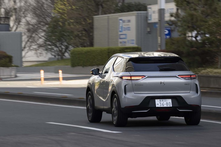 「DS 3クロスバックE-TENSE」の航続可能距離は、JC08モードで398km。欧州仕様車のスペックは、WLTPモードで320km、NEDCモードで430kmとなっている。